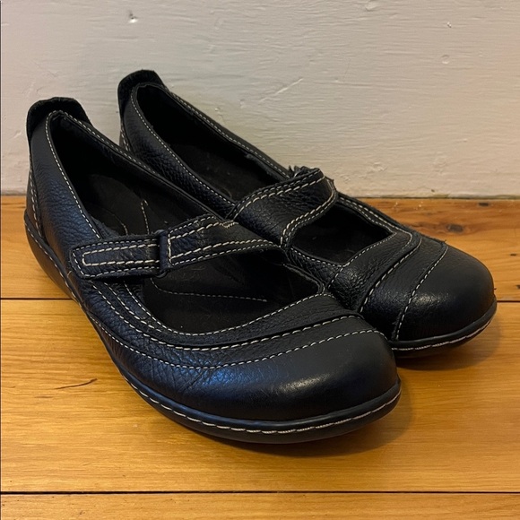 CLARKS Ashland Avenue Mary Jane Flats Shoes Black Leather Round Toe Velcro EUC - Picture 1 of 8